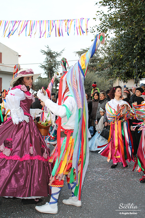 Il Carnevale Di Cattafi E Suoi Coloratissimi Angeli Gli Scacciuni Tradizioni Sicilia